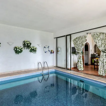 D'une Avec Vue Sur La Piscine Interieure Et Terrasse A A 4 Km De La * Menton